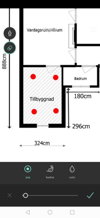 Ritning av tillbyggnad med måttangivelser, angränsande badrum och vardagsrum markerat.