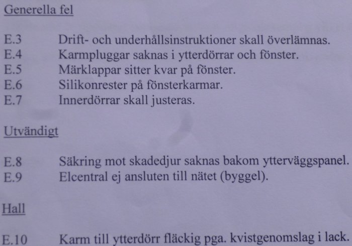 En lista med anmärkningar från en slutbesiktning, inkluderar punkter om saknade karmpluggar och märklappar på fönster.
