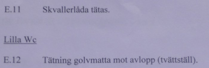 En lista med anteckningar från en slutbesiktning, med punkterna E.11 och E.12 om tätningsdetaljer i ett litet WC.