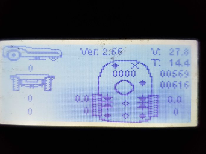 Digital display som visar ett X-tecken och möjliga felkoder, indikerar problem med en gränssensor.