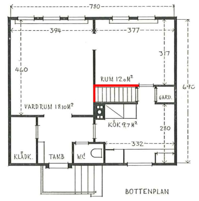 Plantegning viser første etasje av et hus med en rød markering langs en vegg ved et rom og kjøkkenet. Veggen vurderes for rivning.