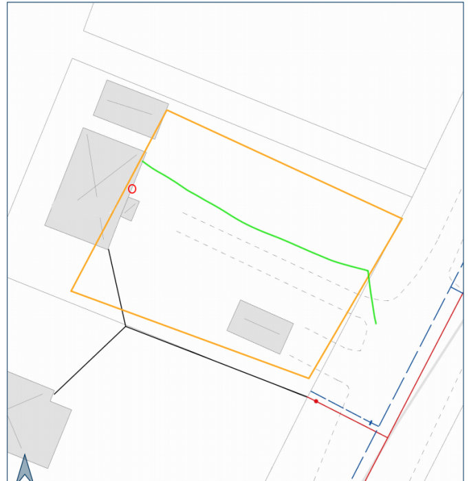 Ritning av hus med markerade planer för rör och grävning; röd cirkel för vattenintag, linjer för avlopp och grön för fibergrävning.