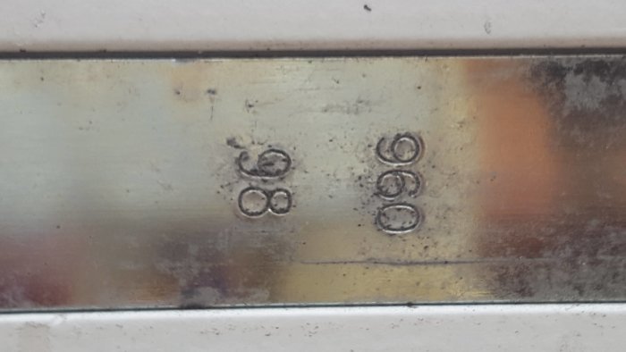 Märkning på ett fönsters underkant med texten "FIX Made in Sweden" och tre stämplar.
