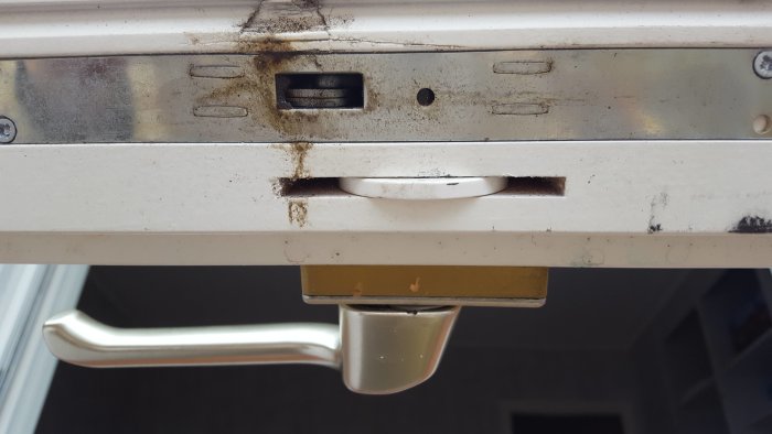 Närbild på undersidan av ett gammalt vippfönster med etikett ''FIX Made in Sweden''.