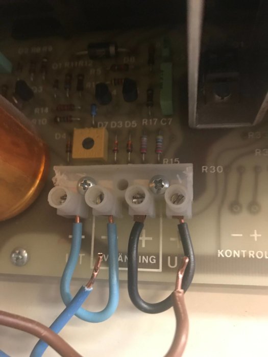 Elektronikkort med potentiometer, kablar och komponenter inuti en likriktare.