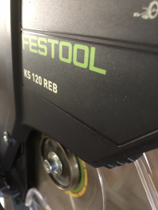 Närbild av Festool märkeskap såg, modell KS 120 REB, delvis synlig.