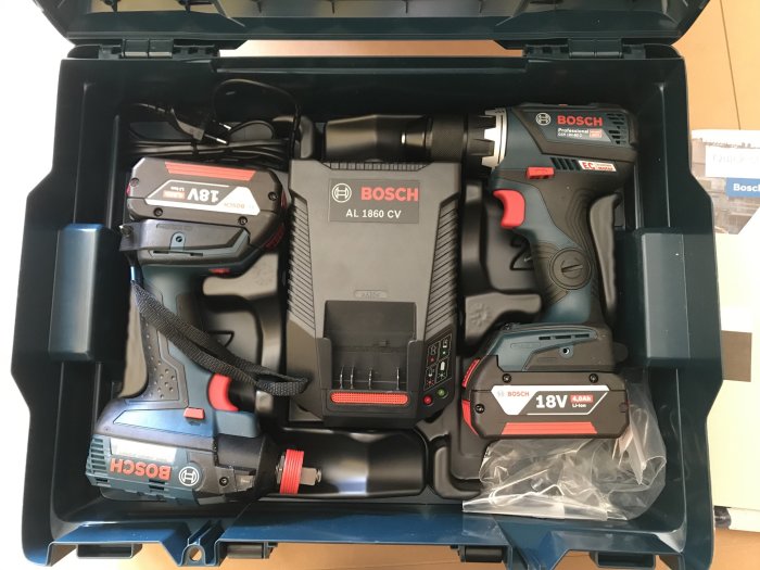 Bosch borrskruvdragare och slagskruvdragare i verktygsväska med batterier och laddare.