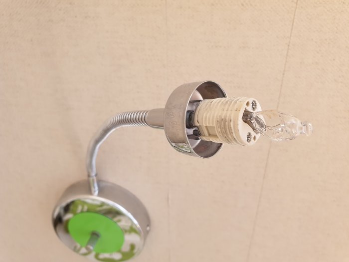 Sänglampa med skadad G9-sockel och skärmring som inte fäster, på grund av kromavfall.