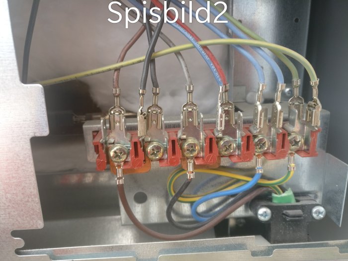 Anslutningarna i en spis med kablar fästa vid terminaler, märkt "Spisbild2".