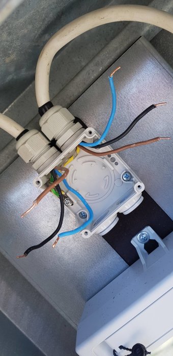 Oanslutna kablar och en strömställare innan installation, med en kabel från L-säkring och en mot ljusrelä.