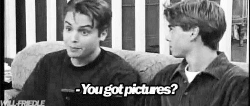 Två unga män sitter bredvid varandra; en frågar "You got pictures?" i en svartvit video.