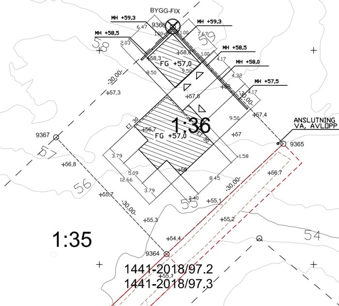 Schematisk planritning av en tomt med marknivåer och planerad placering av hus och garage nära en väg.