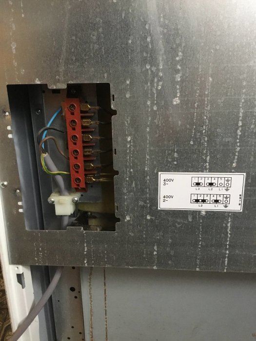 Bakre elektriska kopplingspanelen på en begagnad Elektro-Helios spis sk6420 med synliga kablar och schematikdekal.