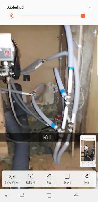 Oorganiserade vattenledningar och vinklar på en vind med rubbetekst "Kul...".