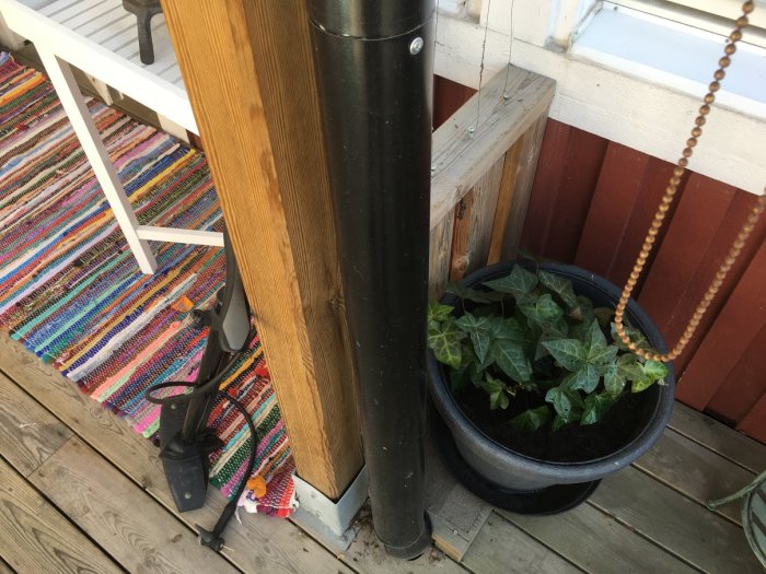 Altantakets stödstruktur med lodräta reglar och horisontella plankor på en träaltan.