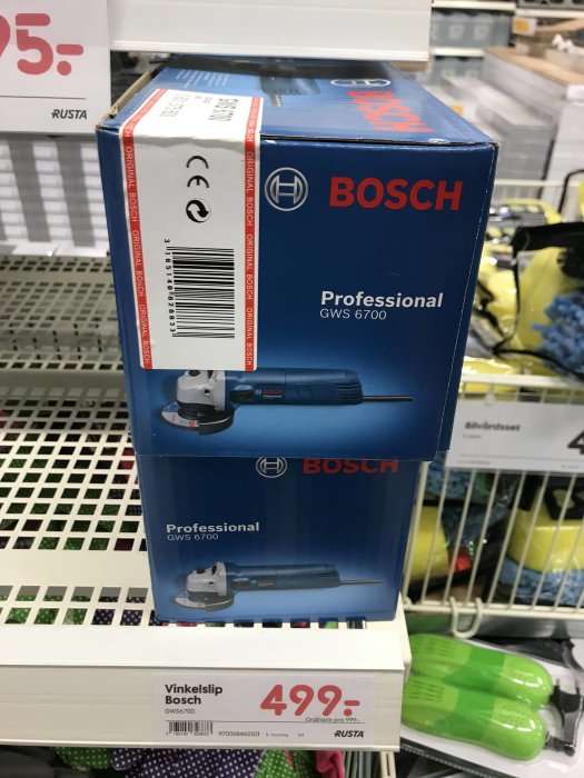 Bosch Professional GWS 6700 vinkelslip i förpackning på hylla med pris 499 kr.