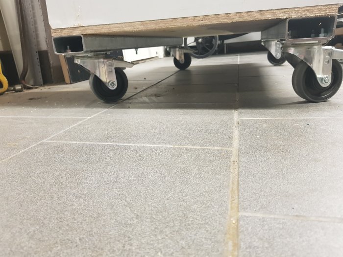 Låg vinkel på en pall med hjul på en plattlagd stengolv.