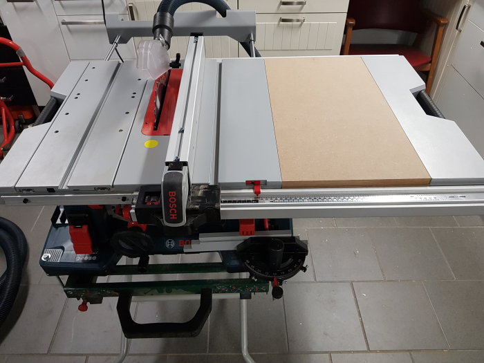 Bordssåg från Bosch med ett MDF-skiva klart för sågning.
