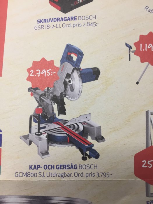 Reklam för Bosch verktyg, en skruvdragare och en kap- och gersåg med priser och rabattstjärnor.