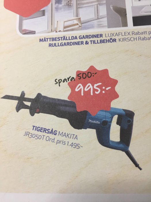 Reklambild på en Makita tigersåg med prissänkning, nytt pris 995 kronor ordinarie pris 1.495 kronor.