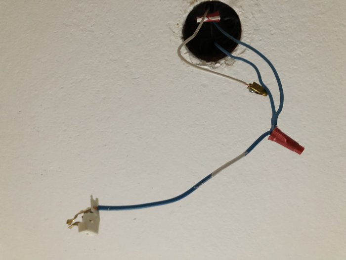 Trasigt takuttag med lösa elektriska kablar och skadad lampkontakt.