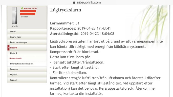 Skärmdump av felmeddelande om lågtryckslarm från en värmepumpsstyrningssida med en meny till vänster.