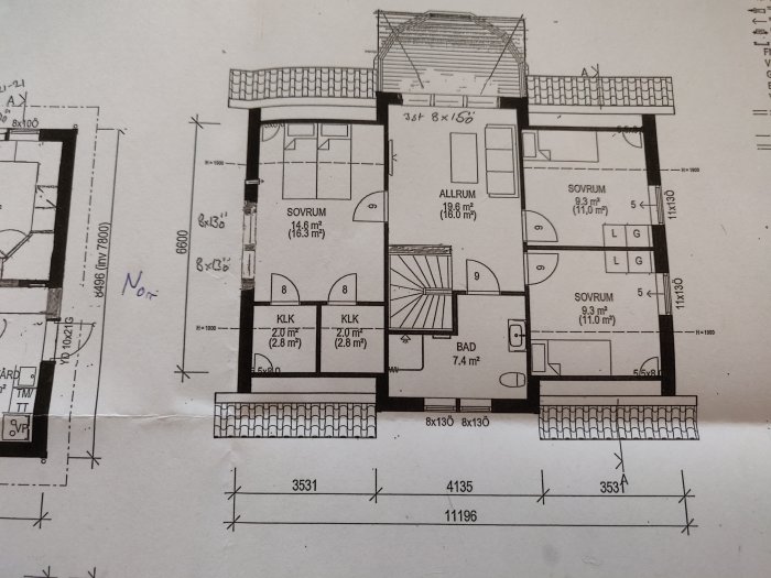 Ritning av ett 1 ½-plans hus med måttangivelser som visar flera rum inklusive bad, flera sovrum, klädkammare och allrum.