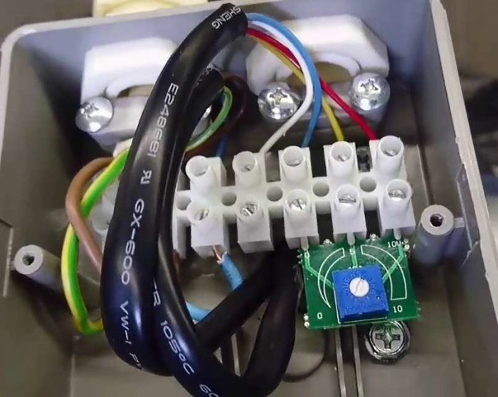 Kopplingsbox med variabel hastighetskontroll för kanalfläkt och elektriska anslutningar.