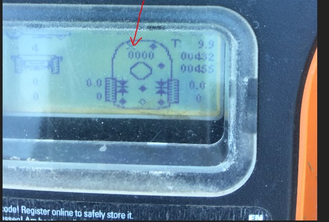 LCD-display av servicemenyn på en robotgräsklippare med ett kryss som markerar fel på frontsensorn.