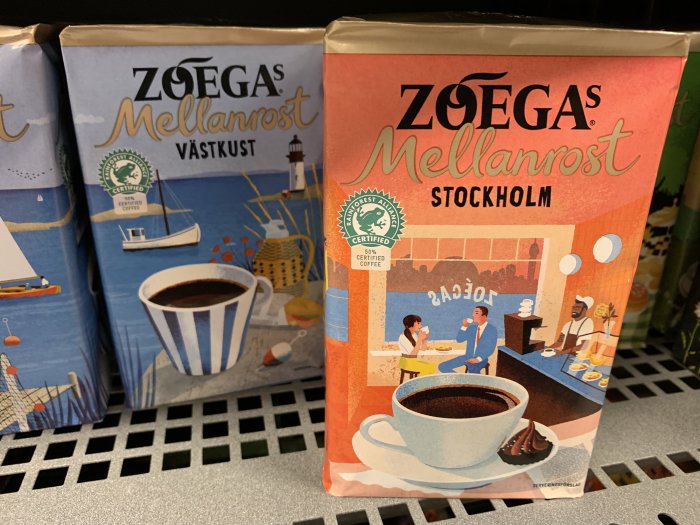 Zoegas kaffeförpackningar "Mellanrost Västkust" och "Mellanrost Stockholm" i hylla.