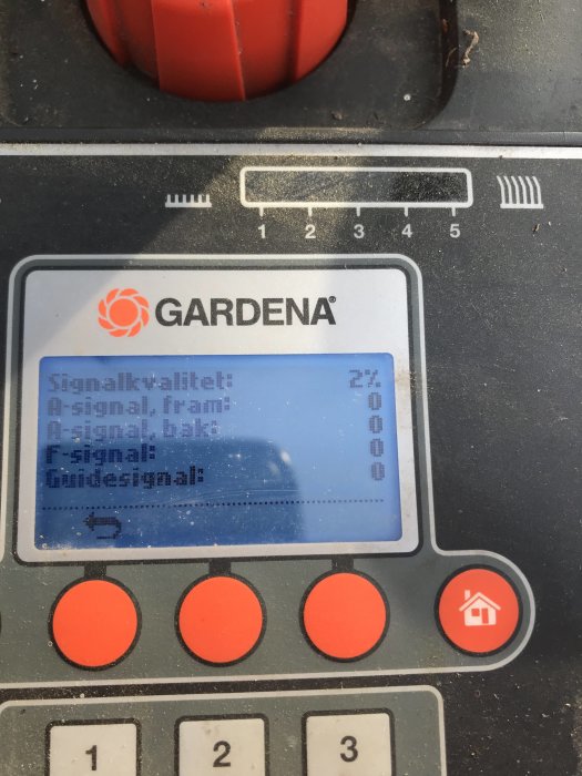 Display på en GARDENA R40 robotgräsklippare visar låg signalstyrka och felmeddelanden.