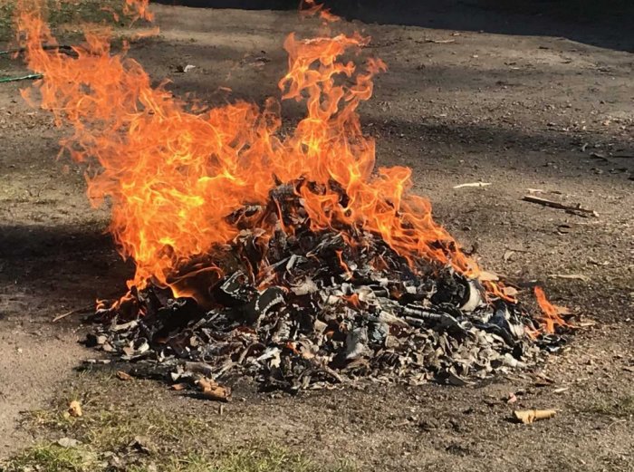 En liten brasa utomhus med lågor som slickar luften, ersätter den traditionella Valborgsbrasan.