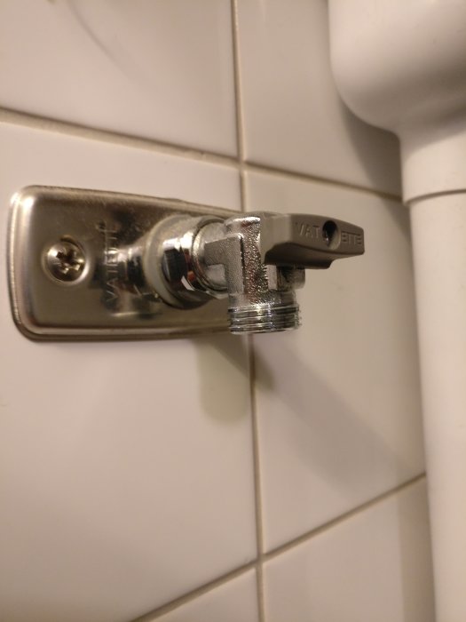 Vatette övergångskoppling som inte sitter plant mot en Ballofix kran, monterad på kakelvägg.