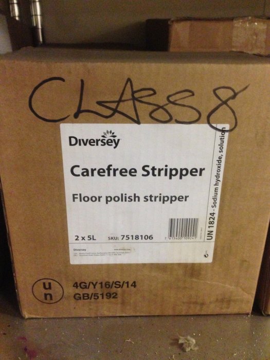 Kartong med texten "Carefree Stripper" och handskriven text som skämtsamt ändrar budskapet.