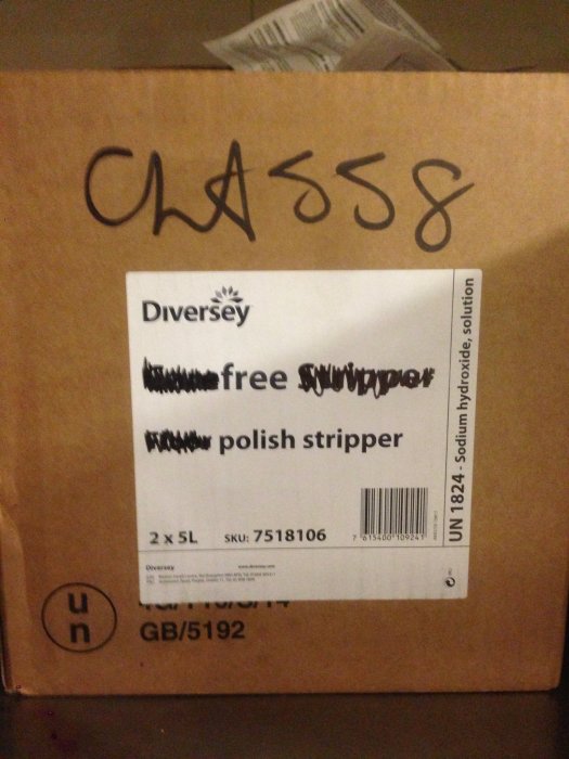 Kartong med skämtsamt tillagd text "Classy" över etikett som beskriver innehållet som "polish stripper".
