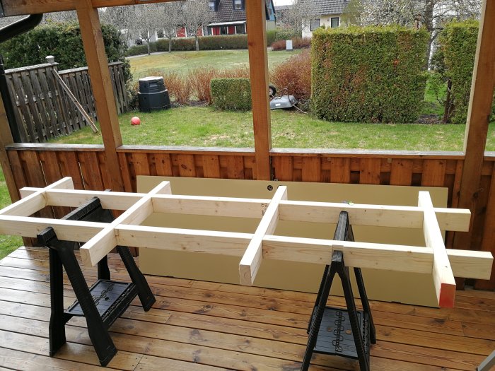 Diy sågbockar anpassade för kapning av större material på en veranda.