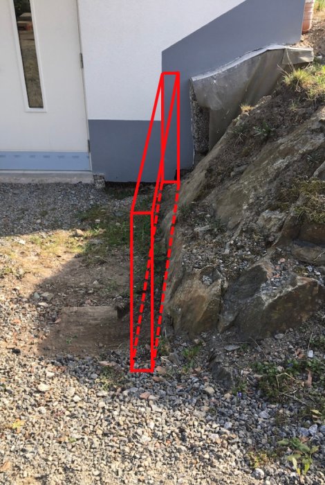Bild på uppfart med röd markering för planerad fristående stödmur och gul markering för ingjutning i berg.