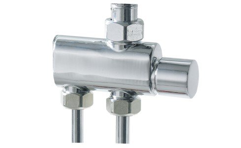 Kromad vattenventil med anslutningar för enrörssystem under installation.