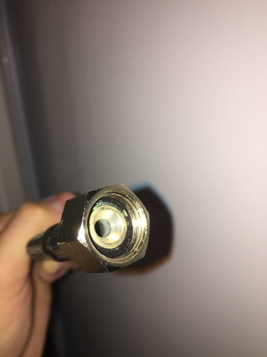 Närbild på en ballofix-koppling i handen utan gänga för flexibel anslutning.