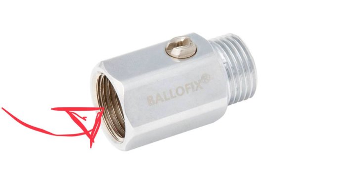 Ballofixventil med avlägsnad mutter, röd pil pekar på anslutningspunkten.