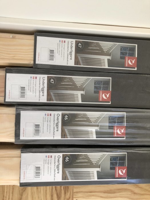 Oöppnade förpackningar av underliggare och överliggare i obehandlad furu från Lundbergs.