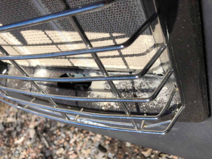 Något använd gasolvärmare med vitt pulverliknande damm som samlats på brännarens yta och skyddsgaller.