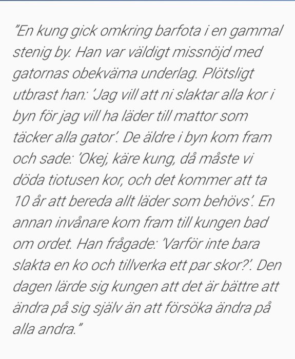 Skärmklipp av en text om en kung som lär sig en läxa om enkelhet och effektivitet genom ett förslag om att bära skor istället för att täcka en hel by med läder.