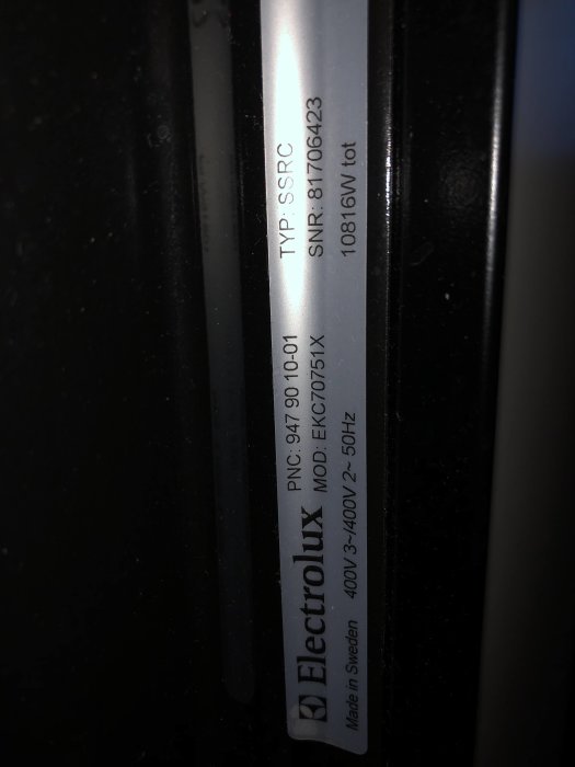 Typskylt för en Electrolux-enhet med modell- och serienummer, spänning och frekvensspecificeringar.