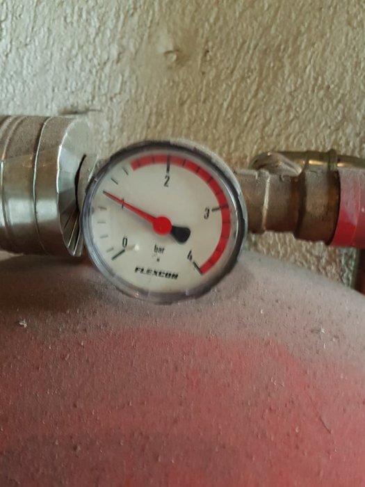 Tryckmätare på en röranslutning som visar cirka 1,5 bar.
