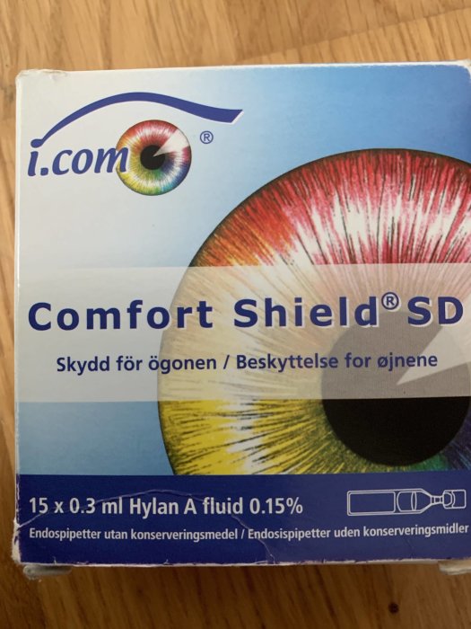 Närbild på förpackning av Comfort Shield SD ögonskydd med detaljerad iris.