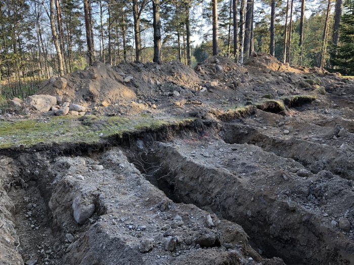 Grävplats utomhus med uppriven mark och jordhögar inför konstruktion av altan och uterum.