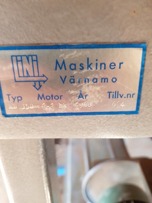 Maskinskylt för Lini Maskiner Värnamo med typ KB 350, motor 1 hk, tillverkningsår 1968 och serienummer 614.