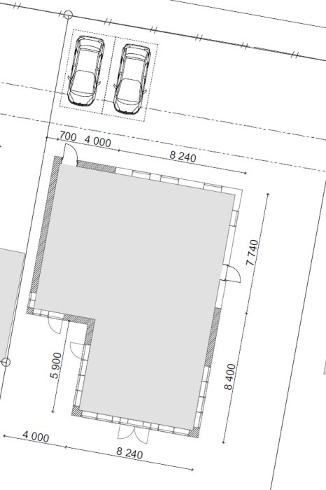 Arkitektonisk ritning av en byggnadsplan med måttangivelser och två bilar parkerade intill.