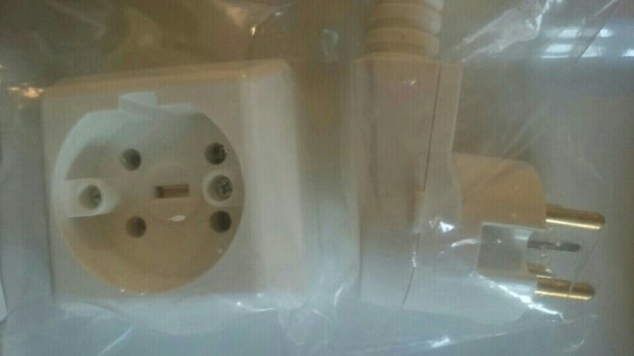 Nytt periplex spisuttag och kontakt genomskinligt förpackade, planerade att ersätta gammalt elsystem.